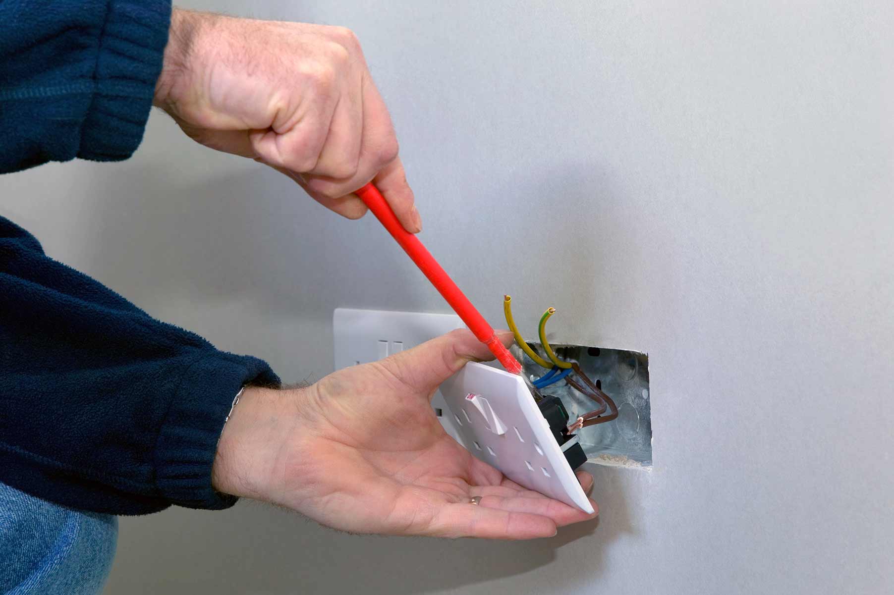 Our electricians can install plug sockets for domestic and commercial proeprties in Kempston and the local area. 